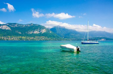 Lake Annecy Fransa, Haute Savoie, yaz aylarında tatil hedef panoramik manzaraya.