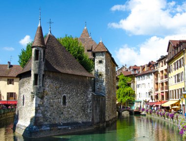 Lake Annecy Fransa, Haute Savoie, yaz aylarında tatil hedef panoramik manzaraya.