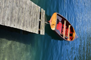 Pier yakınındaki gölde tekne demirlemiş