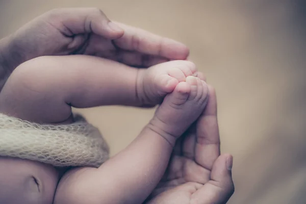 Πόδια Του Ένα Νεογέννητο Μωρό Στα Χέρια Των Γονέων Ευτυχισμένη — Φωτογραφία Αρχείου