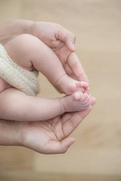 Feet Newborn Baby Hands Parents Happy Family Concept — Stock Photo, Image