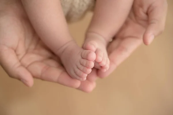 Fötter Nyfödd Baby Händerna Föräldrar Lycklig Familj Koncept — Stockfoto