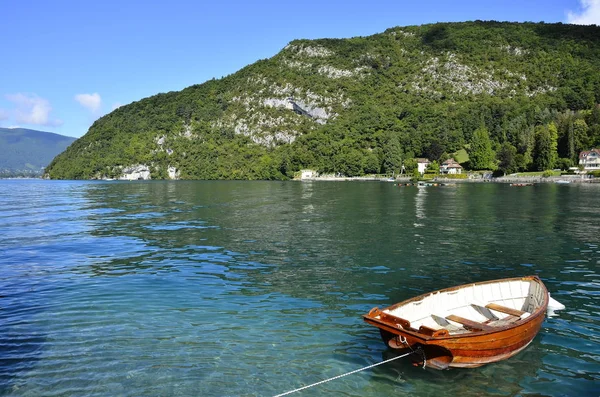 Barco Ancorado Lago Perto Cais — Fotografia de Stock