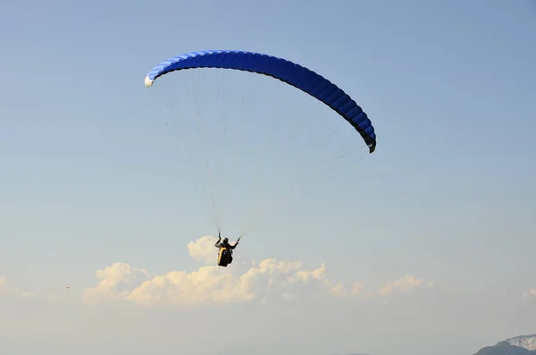 Paraglider Flying Blue Sky Background Clouds Paragliding Sky Sunny Day — Stock Photo, Image