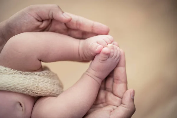 Fötter Nyfödd Baby Händerna Föräldrar Lycklig Familj Koncept — Stockfoto
