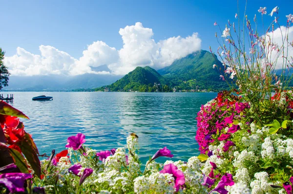 Lake Annecy Fransa, Haute Savoie, yaz aylarında tatil hedef panoramik manzaraya.
