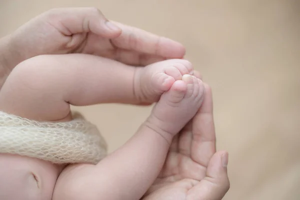 Feet Newborn Baby Hands Parents Happy Family Concept — Stock Photo, Image