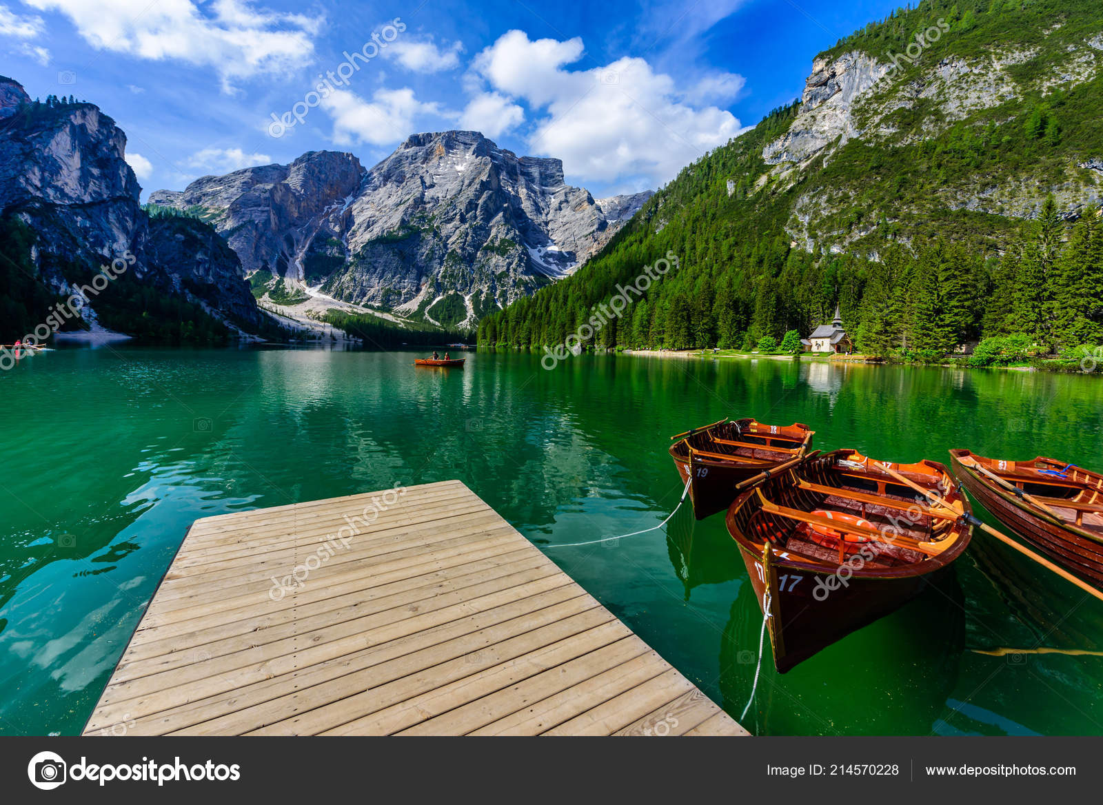 ドロミテ山脈 英語版 イタリア語 Dolomites Mountains Sudtirol Italy にあるレイクブレイズ湖 Pragser Wildseeまたはlago ストック写真 C Simondannhauer