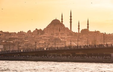 Galata Köprüsü ve Süleymaniye Camii Golden Horn Nehri, Fatih bölgesinde gün batımına, Istanbul, Türkiye. Seyahat kavramı ve deniz manzara Istanbul tarihi bölümü'nün.