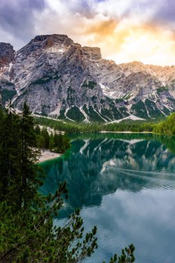 Ayağa kalk kürek tahtada Lake Braies (Pragser Wildsee veya Lago di Braies olarak da bilinir) Dolomites Dağları, Sudtirol, İtalya. Güzel manzara sahne standup paddler.