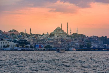 Galata Köprüsü ve Süleymaniye Camii Golden Horn Nehri, Fatih bölgesinde gün batımına, Istanbul, Türkiye. Seyahat kavramı ve deniz manzara Istanbul tarihi bölümü'nün.