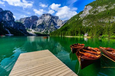 Dolomites Dağları, Sudtirol, İtalya 'da Braies Gölü (Pragser Wildsee veya Lago di Braies olarak da bilinir). Alp gölünde tipik ahşap tekneleri olan romantik bir yer. Gezinti ve macera.