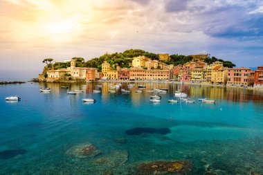 Sestri Levante - Paradise Bay of Silence, tekneler ve güzel kumsalı ile. İl Cenova Liguria, İtalya, Avrupa'nın güzel sahilde.
