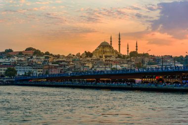 Galata Köprüsü ve Süleymaniye Camii Golden Horn Nehri, Fatih bölgesinde gün batımına, Istanbul, Türkiye. Seyahat kavramı ve deniz manzara Istanbul tarihi bölümü'nün.