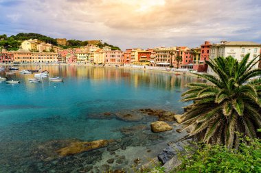 Sestri Levante - Paradise Bay of Silence, tekneler ve güzel kumsalı ile. İl Cenova Liguria, İtalya, Avrupa'nın güzel sahilde.