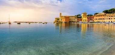 Sestri Levante - Paradise Bay of Silence, tekneler ve güzel kumsalı ile. İl Cenova Liguria, İtalya, Avrupa'nın güzel sahilde.