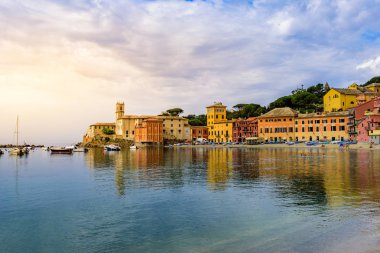 Sestri Levante - Paradise Bay of Silence, tekneler ve güzel kumsalı ile. İl Cenova Liguria, İtalya, Avrupa'nın güzel sahilde.