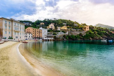 Sestri Levante - Paradise Bay of Silence, tekneler ve güzel kumsalı ile. İl Cenova Liguria, İtalya, Avrupa'nın güzel sahilde.