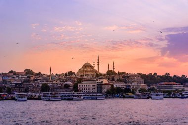 Eminönü liman gemi ve Süleymaniye Camii gün batımına, Istanbul, Türkiye'de Golden Horn Nehri, Fatih bölgesinde olan. Seyahat kavramı ve deniz manzara Istanbul tarihi bölümü'nün.