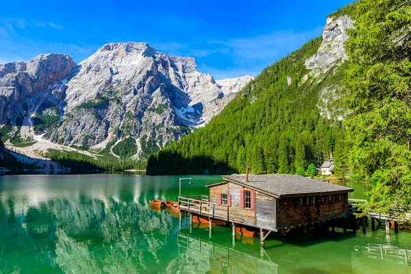 Dolomites Dağları, Sudtirol, İtalya 'da Braies Gölü (Pragser Wildsee veya Lago di Braies olarak da bilinir). Alp gölünde tipik ahşap tekneleri olan romantik bir yer. Gezinti ve macera.