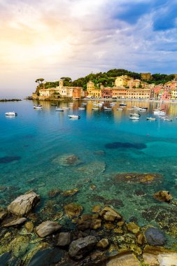 Sestri Levante - Paradise Bay of Silence, tekneler ve güzel kumsalı ile. İl Cenova Liguria, İtalya, Avrupa'nın güzel sahilde.