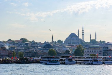 Eminönü liman gemi ve Süleymaniye Camii gün batımına, Istanbul, Türkiye'de Golden Horn Nehri, Fatih bölgesinde olan. Seyahat kavramı ve deniz manzara Istanbul tarihi bölümü'nün.