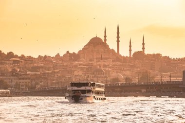 Galata Köprüsü ve Süleymaniye Camii Golden Horn Nehri, Fatih bölgesinde gün batımına, Istanbul, Türkiye. Seyahat kavramı ve deniz manzara Istanbul tarihi bölümü'nün.