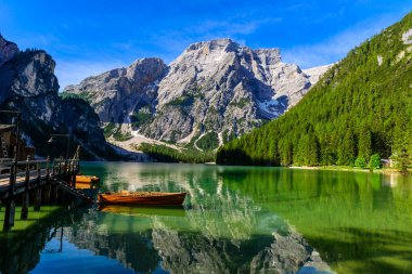 Dolomites Dağları, Sudtirol, İtalya 'da Braies Gölü (Pragser Wildsee veya Lago di Braies olarak da bilinir). Alp gölünde tipik ahşap tekneleri olan romantik bir yer. Gezinti ve macera.