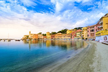 Sestri Levante - Paradise Bay of Silence, tekneler ve güzel kumsalı ile. İl Cenova Liguria, İtalya, Avrupa'nın güzel sahilde.