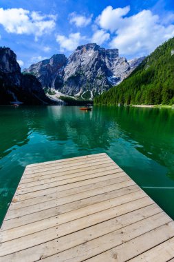 Dolomites Dağları, Sudtirol, İtalya 'da Braies Gölü (Pragser Wildsee veya Lago di Braies olarak da bilinir). Alp gölünde tipik ahşap tekneleri olan romantik bir yer. Gezinti ve macera.