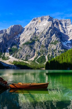 Dolomites Dağları, Sudtirol, İtalya 'da Braies Gölü (Pragser Wildsee veya Lago di Braies olarak da bilinir). Alp gölünde tipik ahşap tekneleri olan romantik bir yer. Gezinti ve macera.