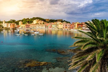 Sestri Levante - Paradise Bay of Silence, tekneler ve güzel kumsalı ile. İl Cenova Liguria, İtalya, Avrupa'nın güzel sahilde.
