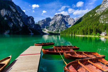 Dolomites Dağları, Sudtirol, İtalya 'da Braies Gölü (Pragser Wildsee veya Lago di Braies olarak da bilinir). Alp gölünde tipik ahşap tekneleri olan romantik bir yer. Gezinti ve macera.