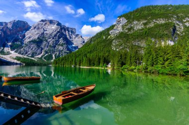 Dolomites Dağları, Sudtirol, İtalya 'da Braies Gölü (Pragser Wildsee veya Lago di Braies olarak da bilinir). Alp gölünde tipik ahşap tekneleri olan romantik bir yer. Gezinti ve macera.