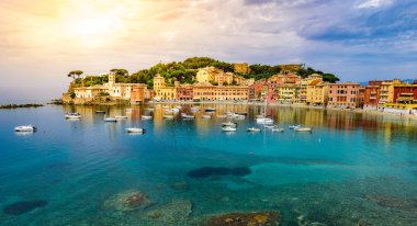 Sestri Levante - Paradise Bay of Silence, tekneler ve güzel kumsalı ile. İl Cenova Liguria, İtalya, Avrupa'nın güzel sahilde.