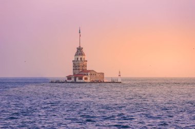 Gün batımında, Türkiye'de Istanbul'da Boğaziçi'Kız Kulesi (olarak da bilinen Leander'ın kule ya da Kiz Kulesi)