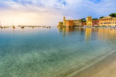 Sestri Levante - Paradise Bay of Silence, tekneler ve güzel kumsalı ile. İl Cenova Liguria, İtalya, Avrupa'nın güzel sahilde.