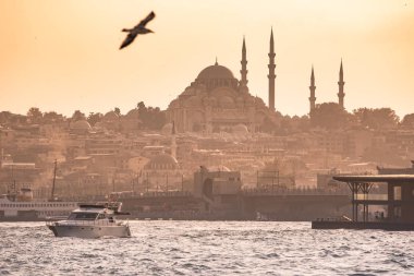 Galata Köprüsü ve Süleymaniye Camii Golden Horn Nehri, Fatih bölgesinde gün batımına, Istanbul, Türkiye. Seyahat kavramı ve deniz manzara Istanbul tarihi bölümü'nün.