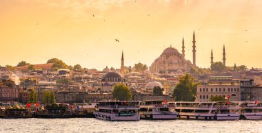 Eminönü liman gemi ve Süleymaniye Camii gün batımına, Istanbul, Türkiye'de Golden Horn Nehri, Fatih bölgesinde olan. Seyahat kavramı ve deniz manzara Istanbul tarihi bölümü'nün.