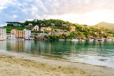Sestri Levante - Paradise Bay of Silence, tekneler ve güzel kumsalı ile. İl Cenova Liguria, İtalya, Avrupa'nın güzel sahilde.