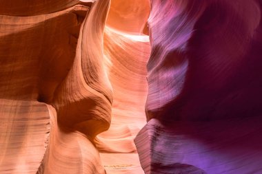 Antilop Kanyonu - sayfa, Arizona, Amerika Birleşik Devletleri - Amerikan Southwest kanyonda yuvası güzel renkli kaya oluşumu yakınındaki Navajo karada bulunan