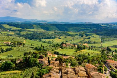 Havadan görünümü, tarihi şehir, San Gimignano güzel manzara manzara ile bir güneşli yaz duvarlı gün Toskana, küçük ortaçağ hill kasabada kuleli Siena eyaletinin, İtalya