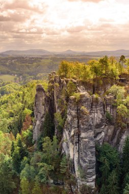 Panorama içinde Sakson İsviçre Ulusal Parkı, Dresden ve Rathen - Almanya Bastei güzel kaya oluşumu görüntüleyin. Saksonya popüler seyahat hedef.