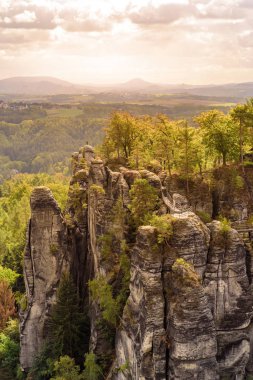 Panorama içinde Sakson İsviçre Ulusal Parkı, Dresden ve Rathen - Almanya Bastei güzel kaya oluşumu görüntüleyin. Saksonya popüler seyahat hedef.