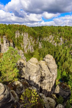 Panorama içinde Sakson İsviçre Ulusal Parkı, Dresden ve Rathen - Almanya Bastei güzel kaya oluşumu görüntüleyin. Saksonya popüler seyahat hedef.