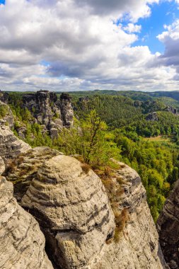 Panorama içinde Sakson İsviçre Ulusal Parkı, Dresden ve Rathen - Almanya Bastei güzel kaya oluşumu görüntüleyin. Saksonya popüler seyahat hedef.