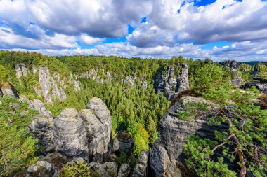 Panorama içinde Sakson İsviçre Ulusal Parkı, Dresden ve Rathen - Almanya Bastei güzel kaya oluşumu görüntüleyin. Saksonya popüler seyahat hedef.