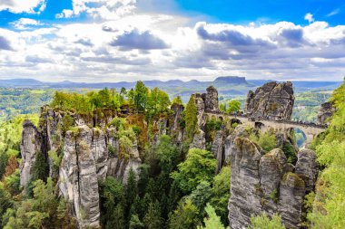 Panorama görünüm Bastei Köprüsü'nde. Bastei güzel kaya oluşumu, Sakson İsviçre Ulusal Parkı, Dresden ve Rathen - Almanya yakın ünlüdür. Saksonya popüler seyahat hedef.