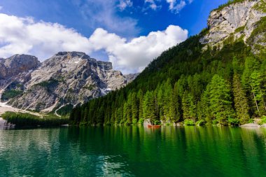 Dolomites dağlarda, Sudtirol, İtalya - Europe Lake Braies (Pragser Wildsee veya Lago di Braies olarak da bilinir). Dağ Gölü üzerinde tipik ahşap tekneler ile romantik yer.