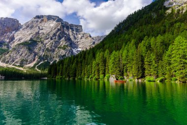 Dolomites dağlarda, Sudtirol, İtalya - Europe Lake Braies (Pragser Wildsee veya Lago di Braies olarak da bilinir). Dağ Gölü üzerinde tipik ahşap tekneler ile romantik yer.